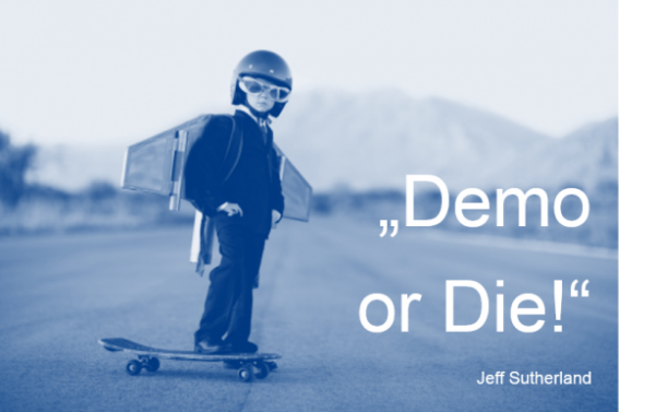 Kind mit Skateboard und Flugzeufglügen aus Pappa, Imagefoto mit dem Spruch "Demo or Die!"
