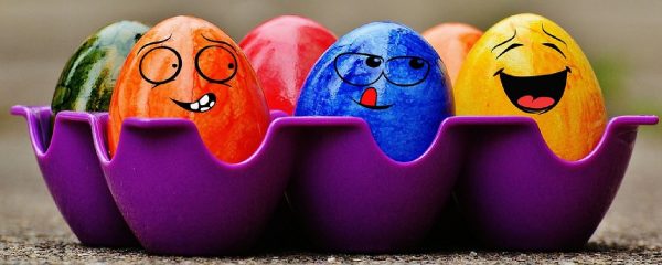 Symbolbild bunt gefärbter Ostereier für die Osterfeiertage