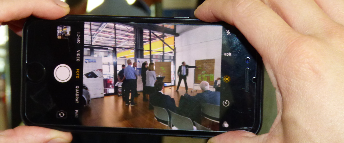 Ein Nutzer macht Fotos während der Center Conference Community Meeting am Center Smart Services