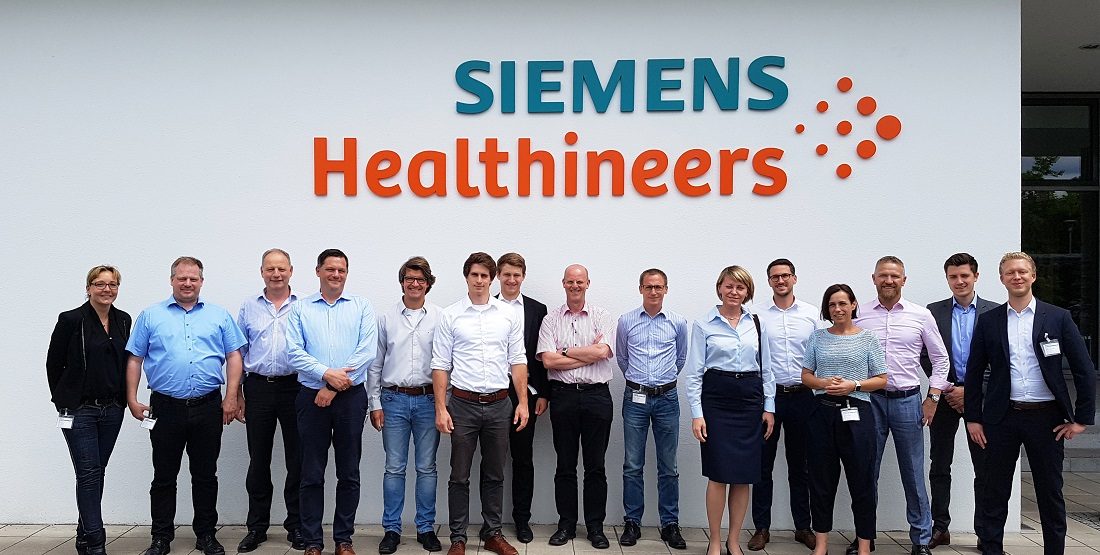 Smart Services Vertrieb Projektteilnehmer auf einem Gruppenfoto zu Besuch bei Siemens Healthineers