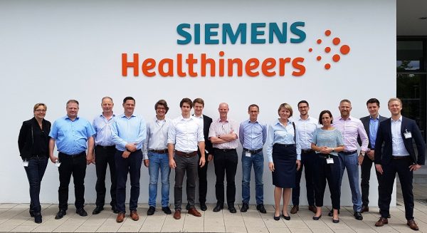 Smart Services Vertrieb Projektteilnehmer auf einem Gruppenfoto zu Besuch bei Siemens Healthineers