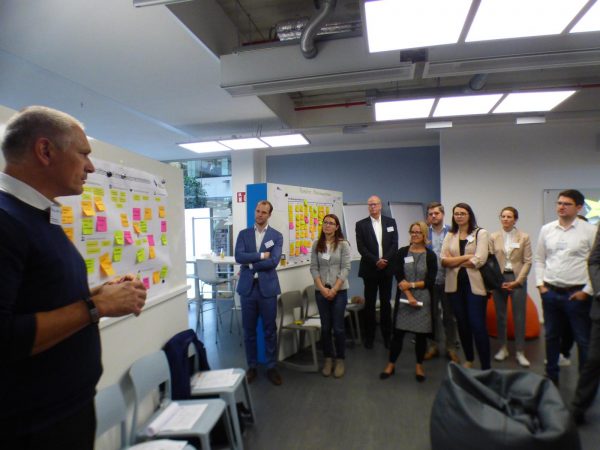 Smart Services entwickeln: Teilnehmer wähend des Workshops zum Thema "Disruption"